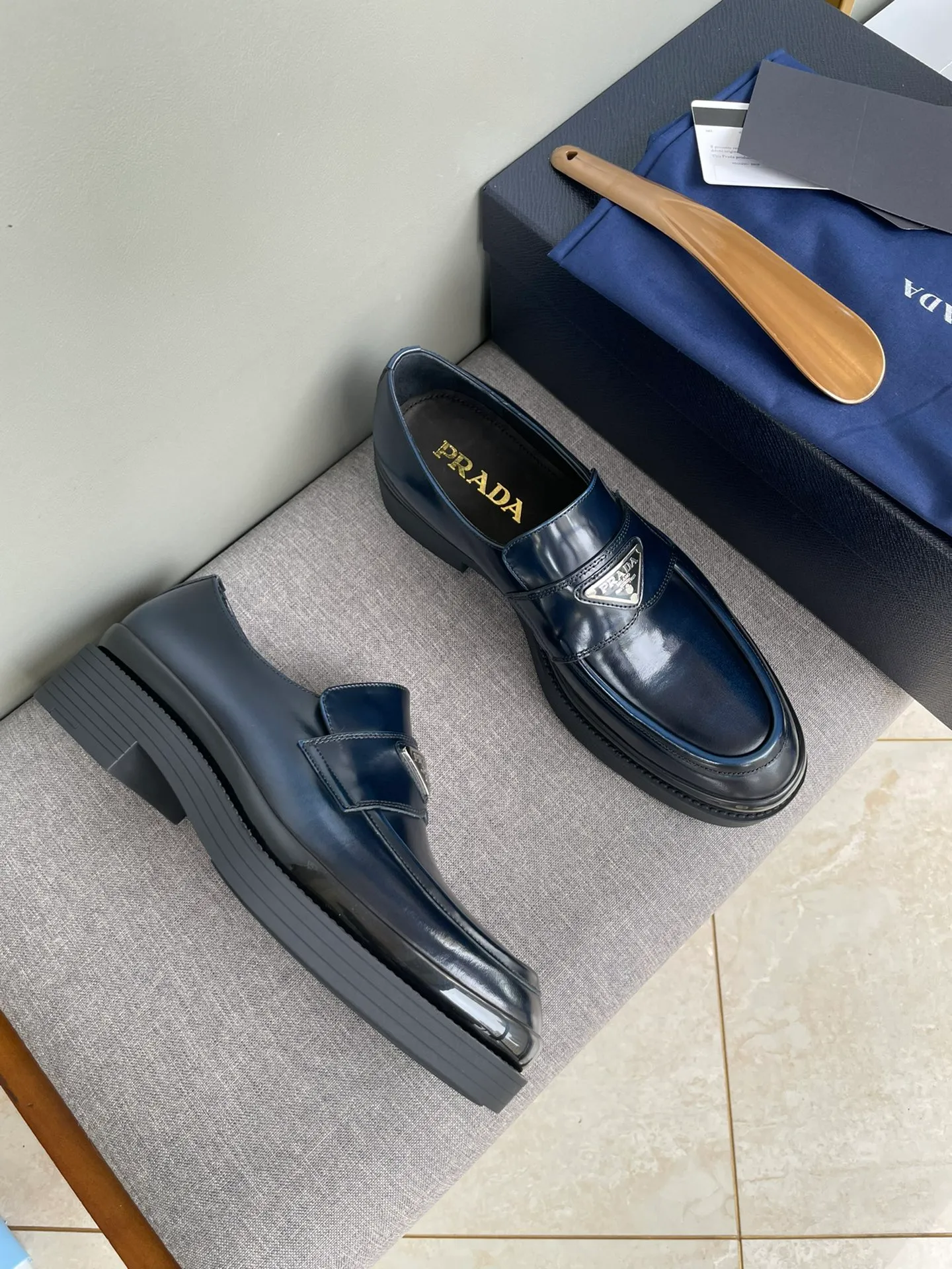 Men's shoes 💰860 hot recommendation ✨PRADA Prada's top purchasing quality imported upper with color-brushed open edge beads carved toe design cowhide lining private molded TPU outsole non-slip, wear-resistant and elastic fashionable and versatile burgundy black blue 39-44 in stock (38, 45 customized replacement)